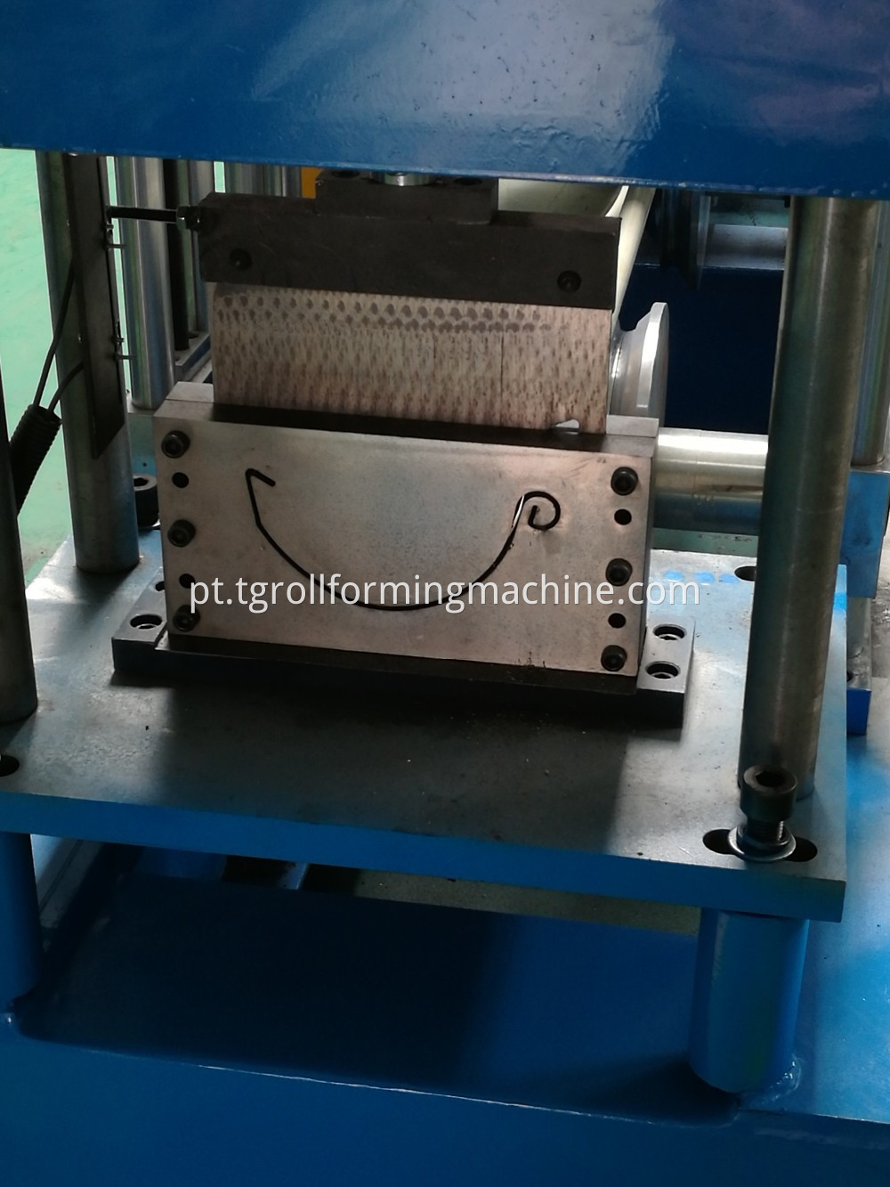 square-pipe-roll-forming-machine-roof-tile